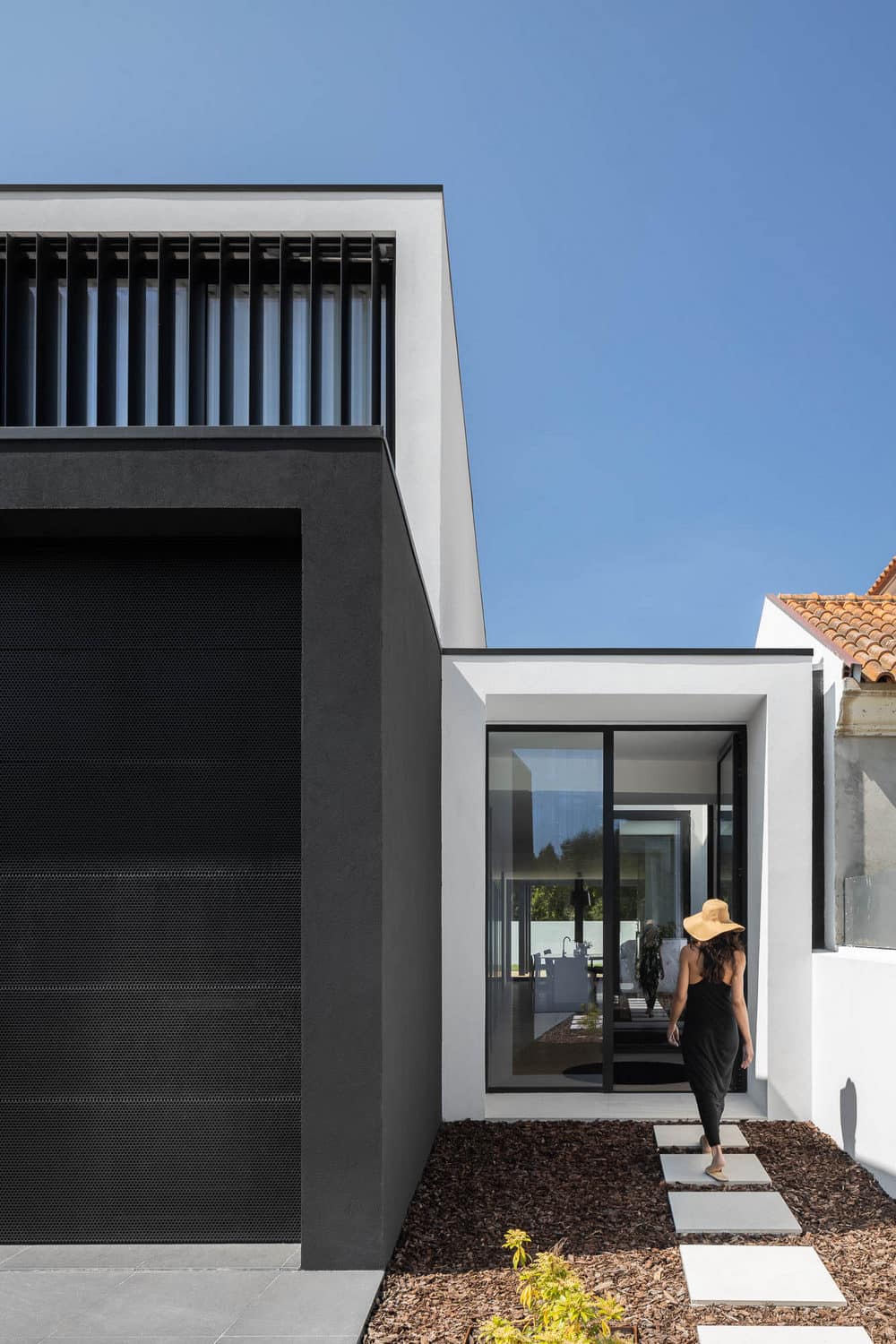 Casa Diagonal - When a Pool Enter Inside a Home