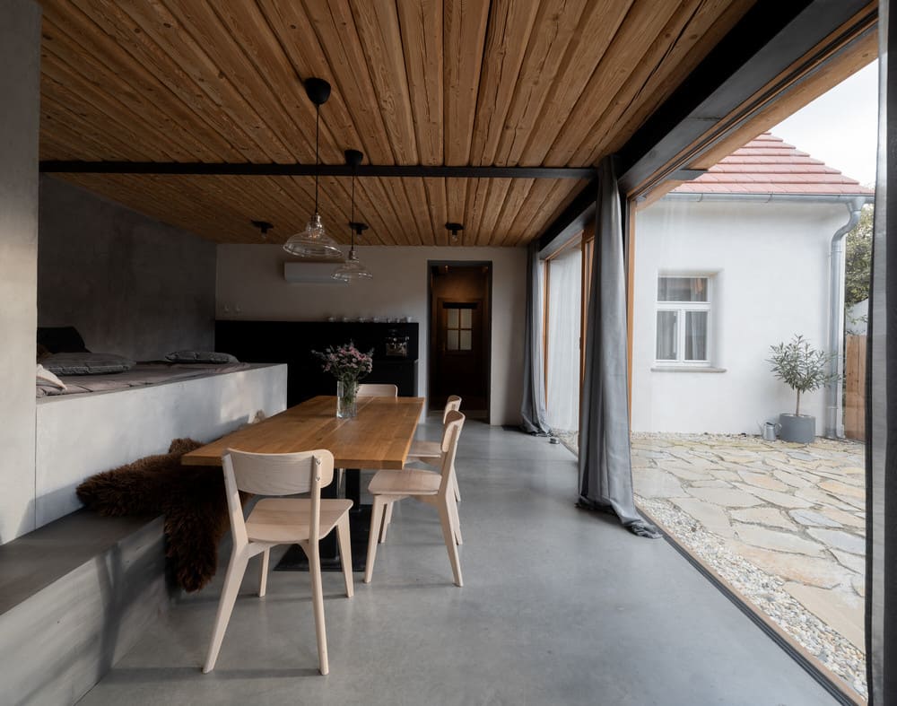 Weekend House in Bukovany / SENAA architekti