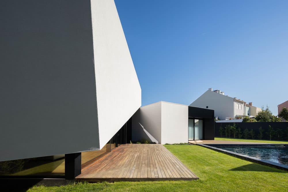 Tilt House by Mutant Architecture & Design