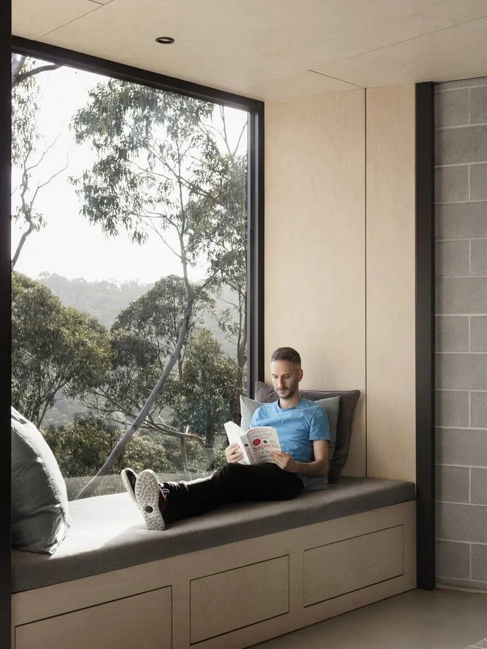 Australian Contemporary House Encouraging Outdoor Living