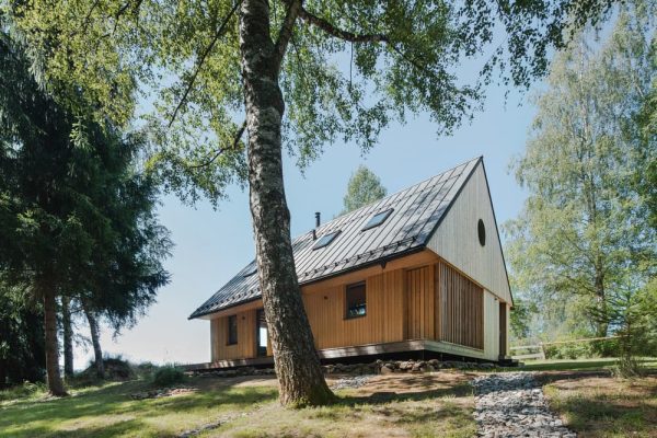 Lipno Lakeside Cabin / Les Archinautes