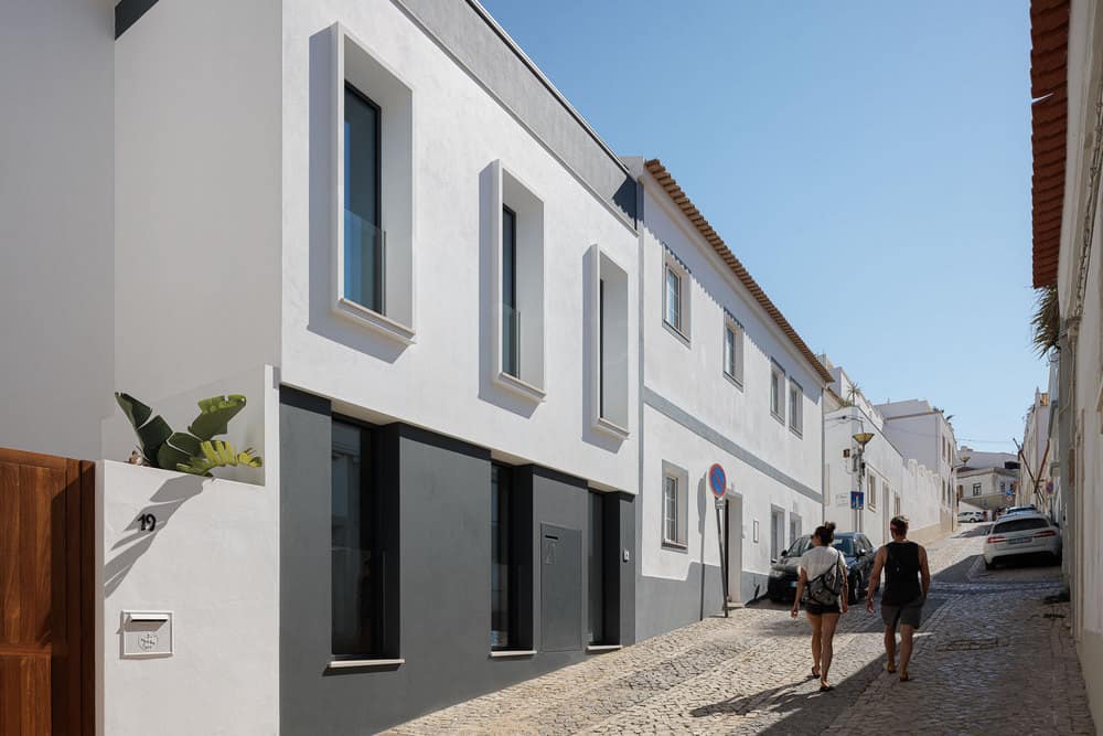 Casa Correia by Renato Cintra Arquitectos