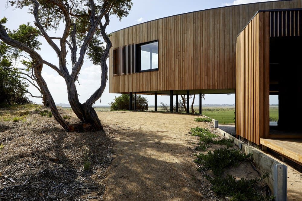 Hide House in Venus Bay by MRTN Architects
