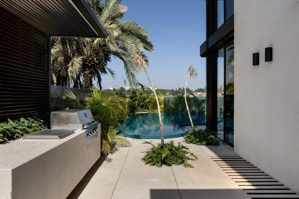 Powerful Exterior, Moving Interior - A Private Luxury Home by Dorit Sela