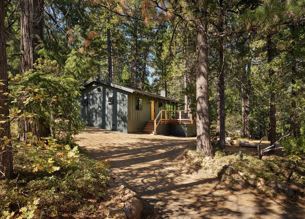 Shady Pines Cabin in the California Sierras / McElroy Architecture