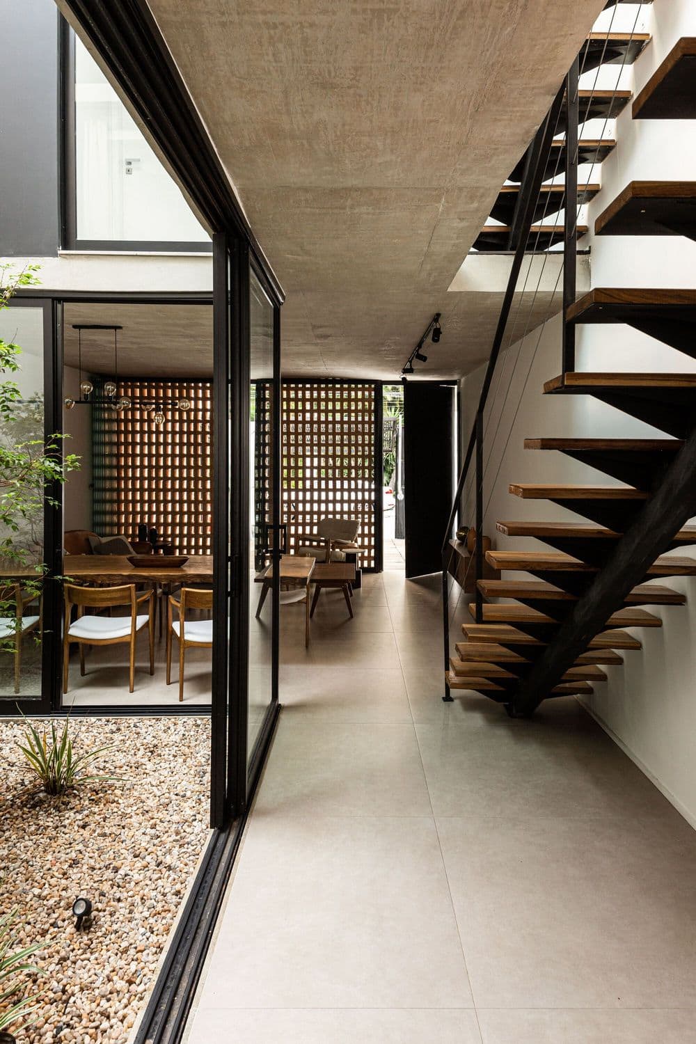 stairs, dining area, EIXO Z arquitetos