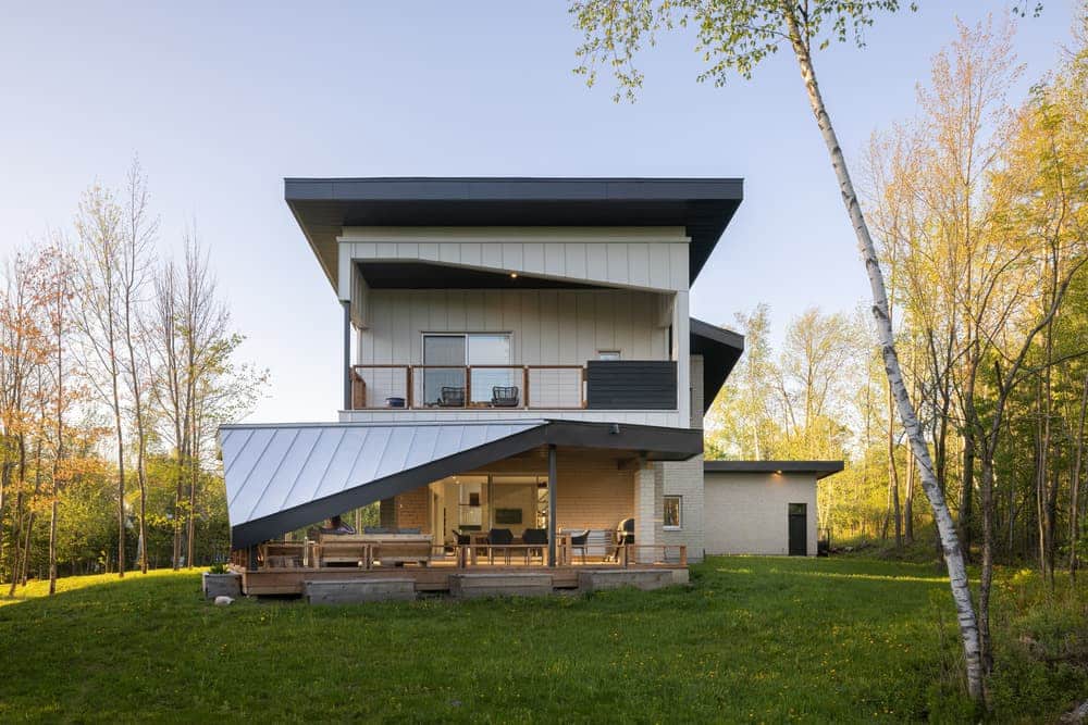 Residence-Office Near a Lake in Quebec