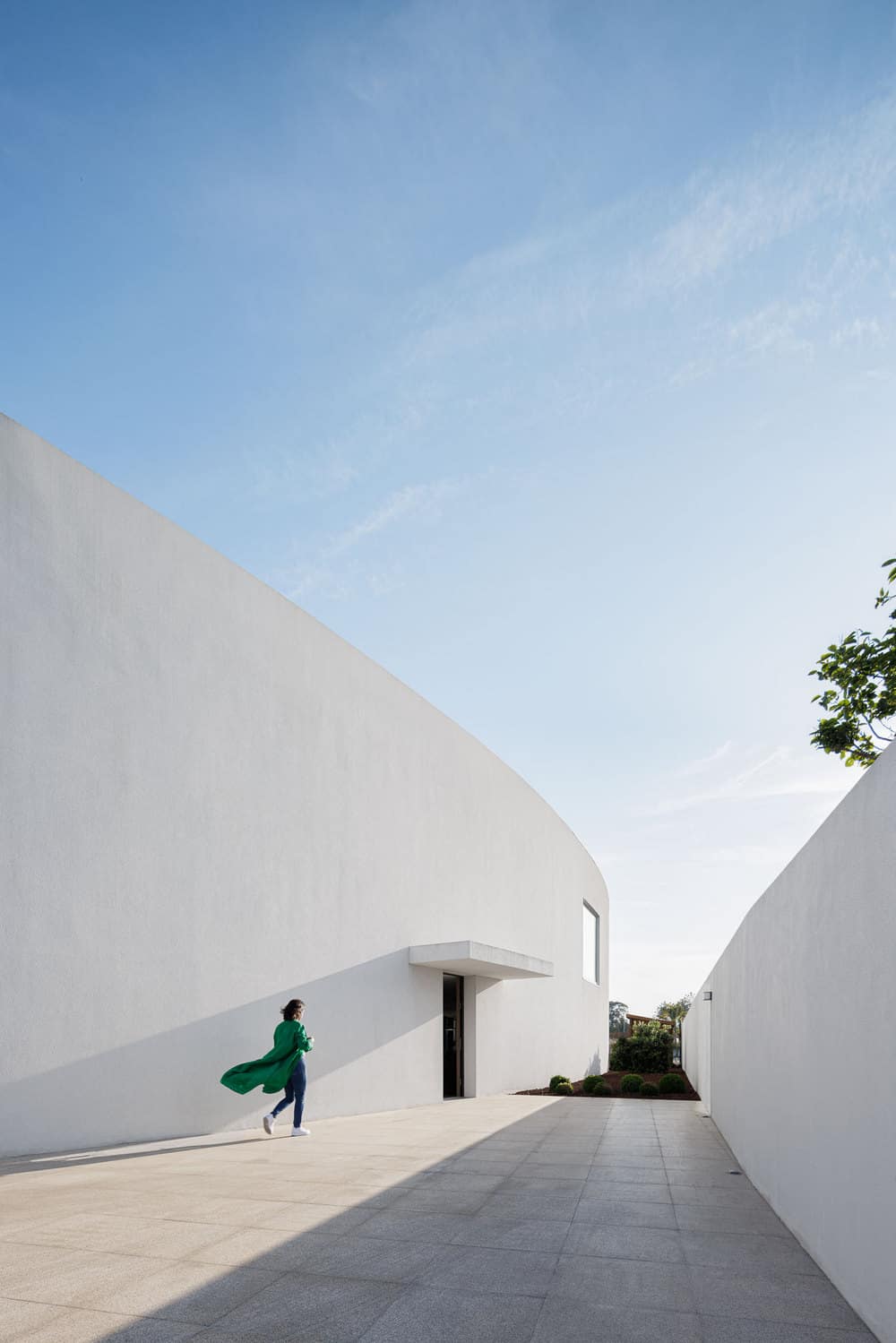 The Curved White House in Portugal