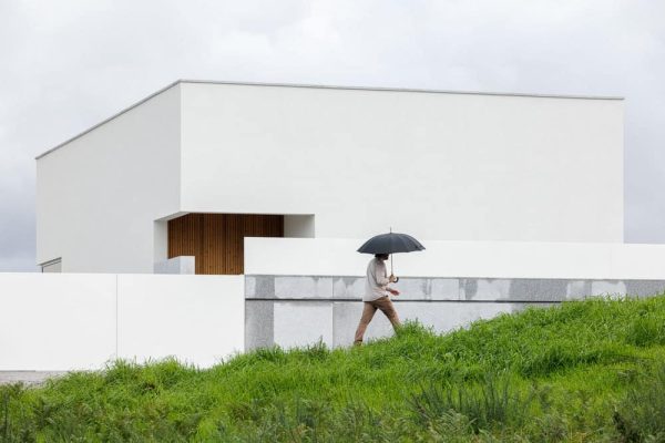 A Minimal White House with Three Entrances