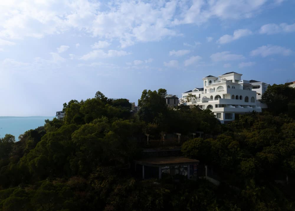 Miyue Blue & White Cliffside Resort