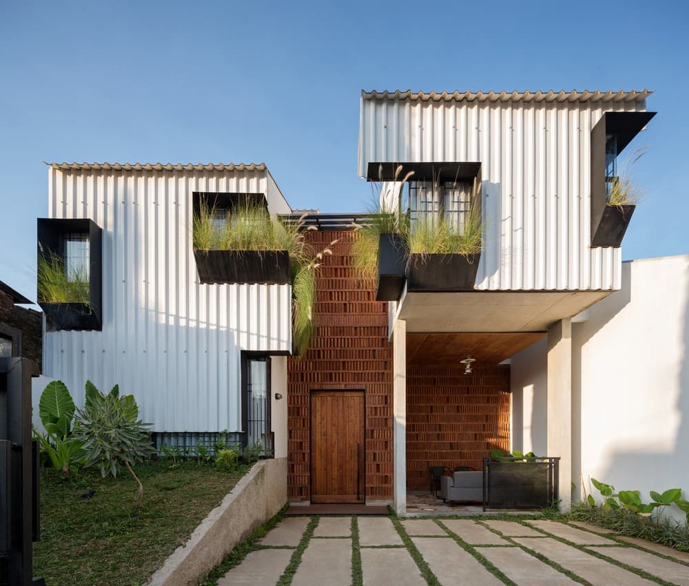 Kampoong In House by Ismail Solehudin Architecture
