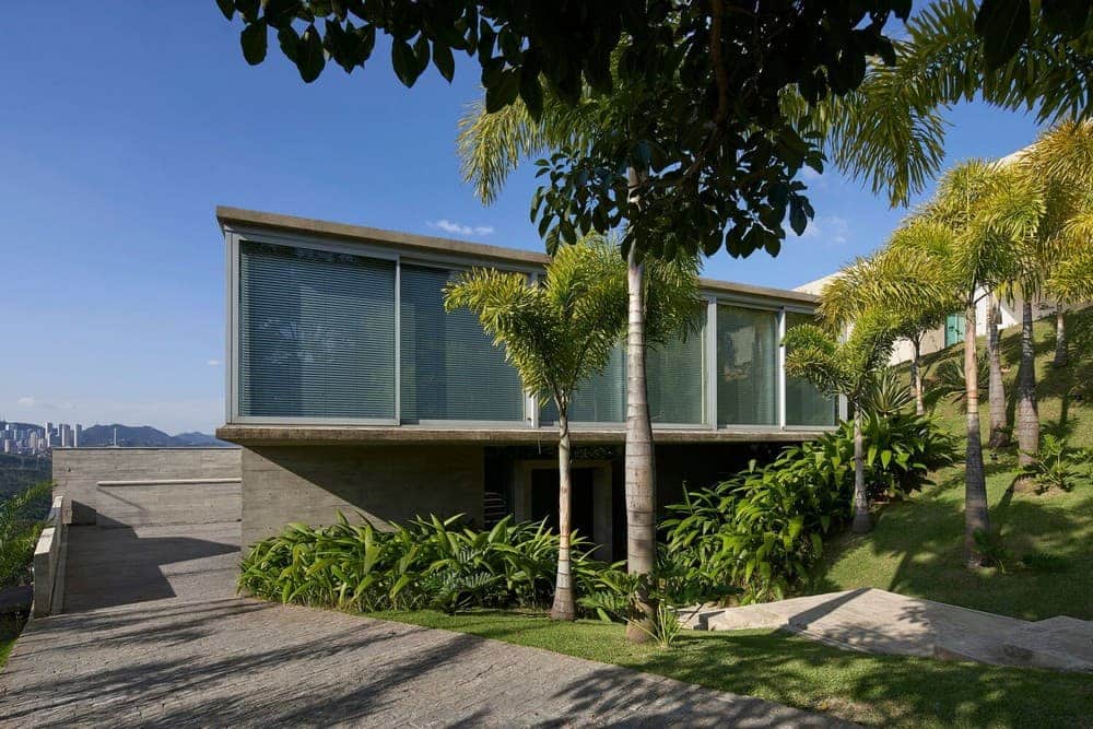 Nova Lima House by Angela Roldao Arquitetura