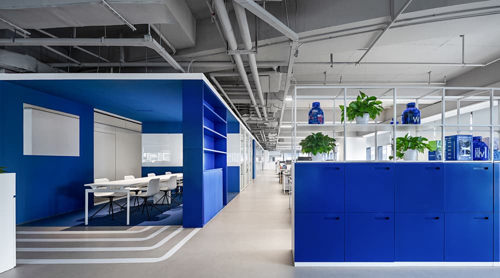 An leisurely office area enclosed in blue blocks