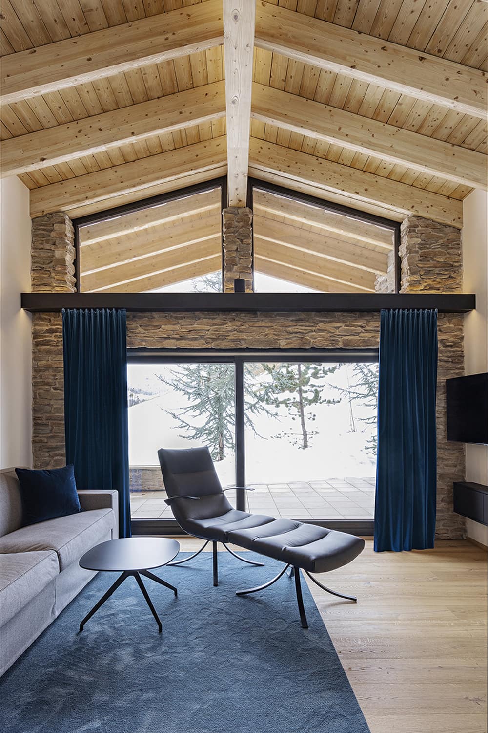 Villa in the Alps. Wooden and Metal Structure for an Organic Minimalism