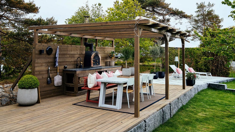 How to Create an Elegant Outdoor Kitchen in Your Back Garden
