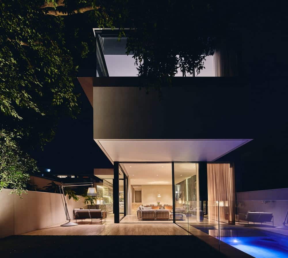 Concrete Curtain House / FGR Architects