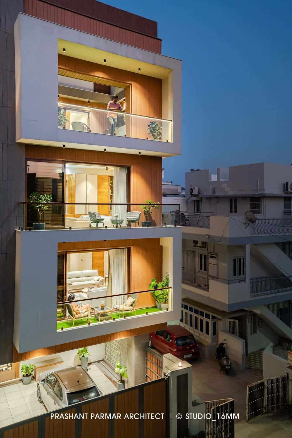 Elevated Compact House, Ahmedabad / Prashant Parmar Architect