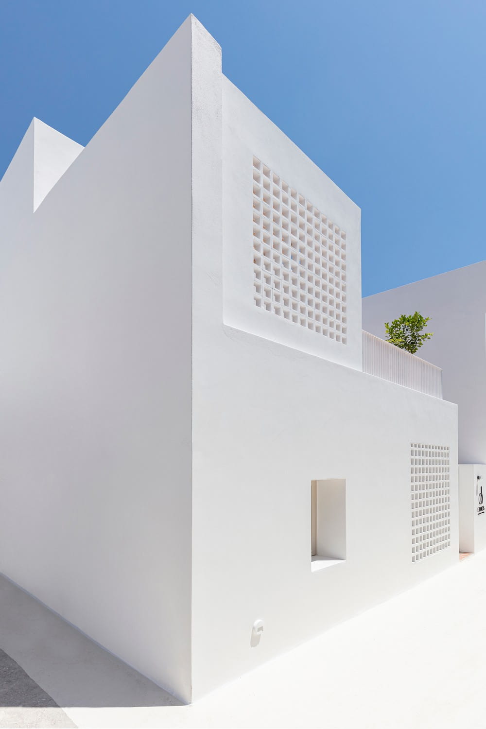 Ethos Vegan Hotel in Fira / Kapsimalis Architects