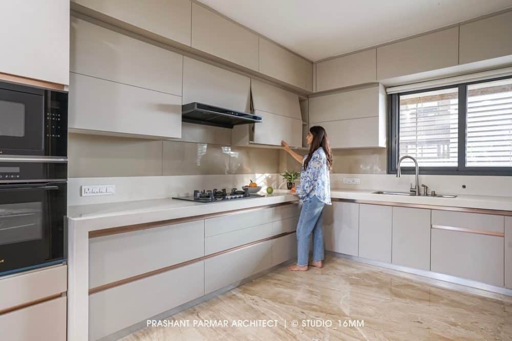 kitchen, 5BHK Apartment, Prashant Parmar Architect | Shayona Consultants