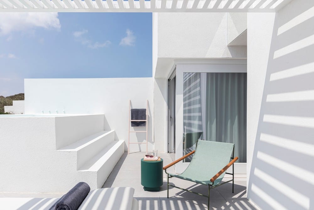 Neo Suites Boutique Hotel in Santorini / Kapsimalis Architects