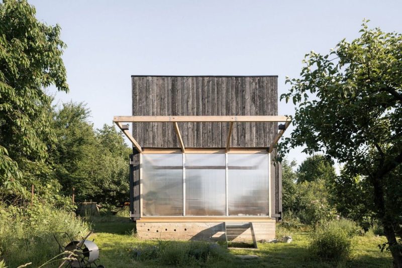 garden loggia, Wooden Garden Pavilion / BYRÓ architekti