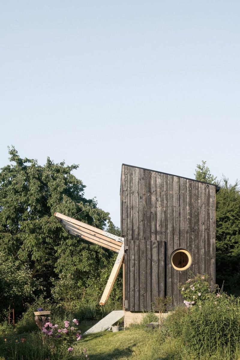 garden loggia, Wooden Garden Pavilion / BYRÓ architekti