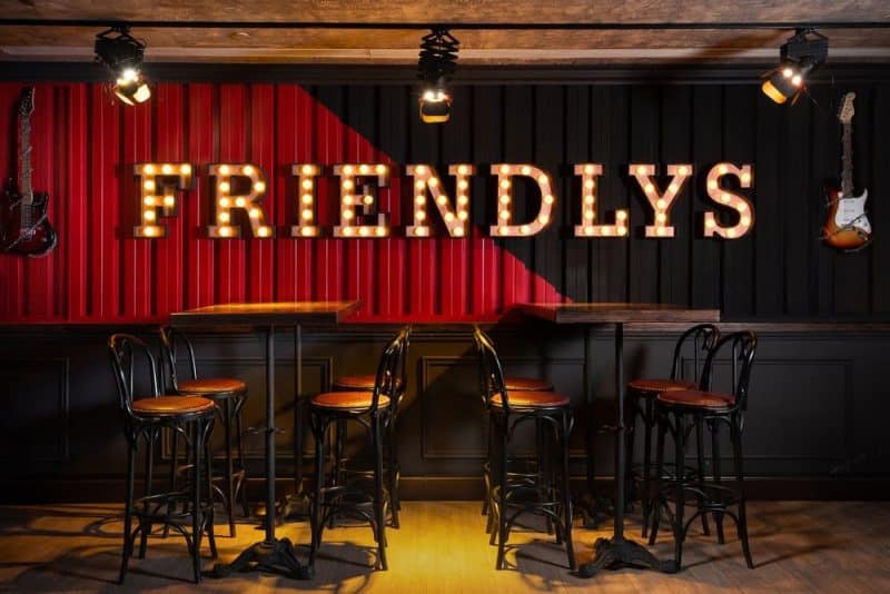 The Friendly’s Pub / Kvadrat Architects