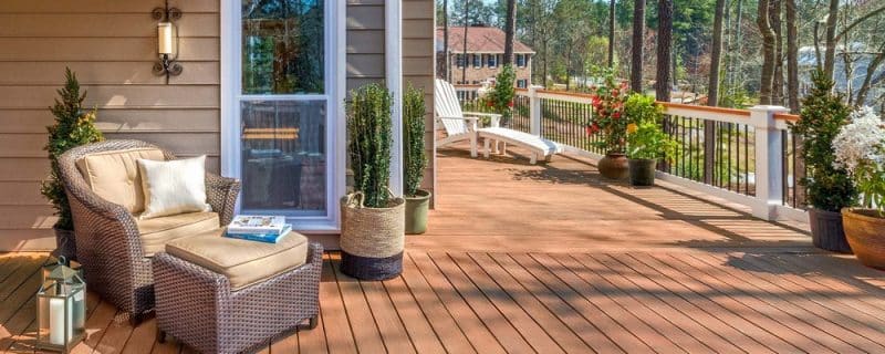 Creating a Seamless Indoor-Outdoor Living Space with a Modern Deck