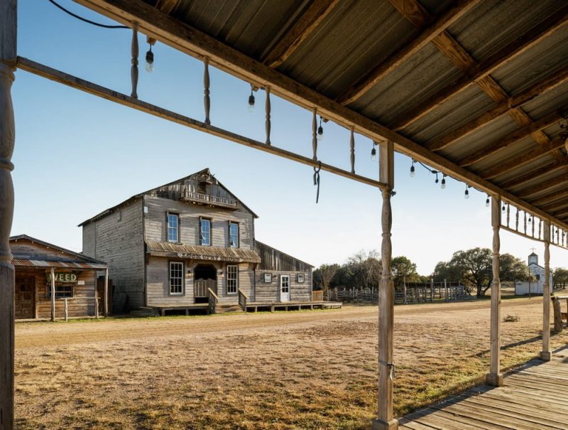 Luck Ranch Opry House and Saloon / Cushing Terrell