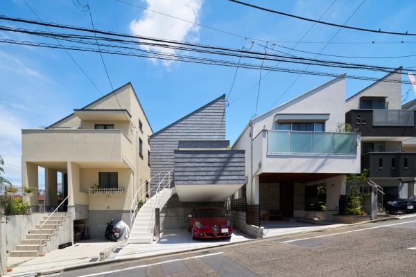 Drawer Balcony House / Naf Architect & Design