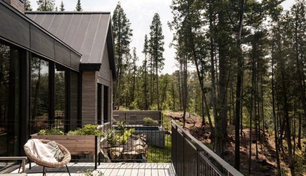 Sur Le Ruisseau / Matiere Premiere Architecture