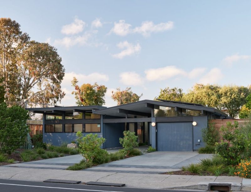 Flowing Courtyard Eichler by Klopf Architecture