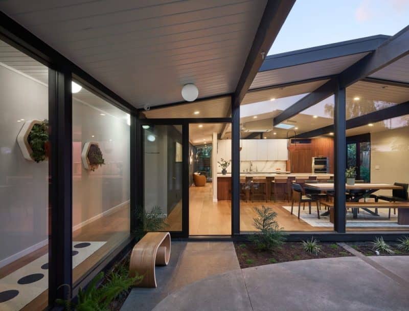 Flowing Courtyard Eichler by Klopf Architecture