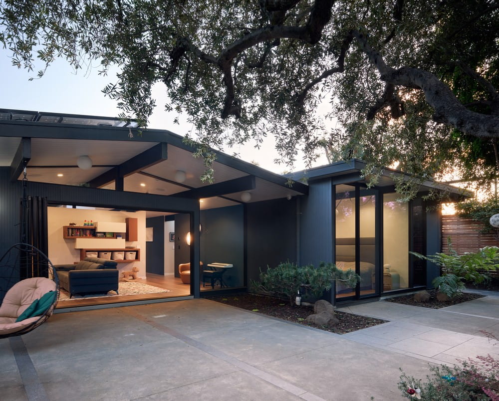 Flowing Courtyard Eichler / Klopf Architecture