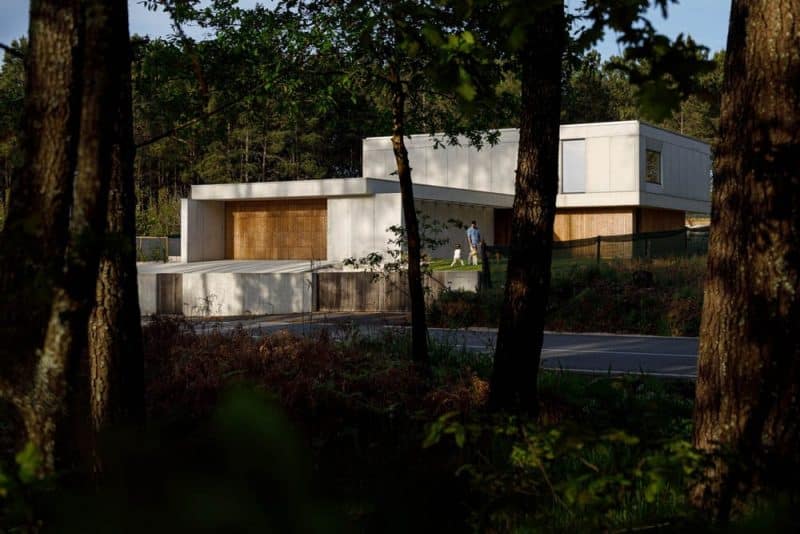 Casa em Mundão / Um para Um, arquitectura e engenharia