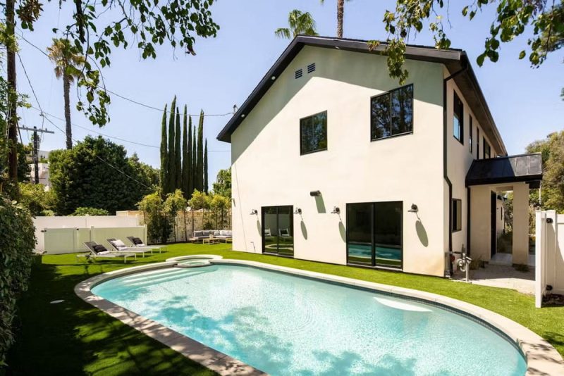 pool, Compound in Woodland Hills